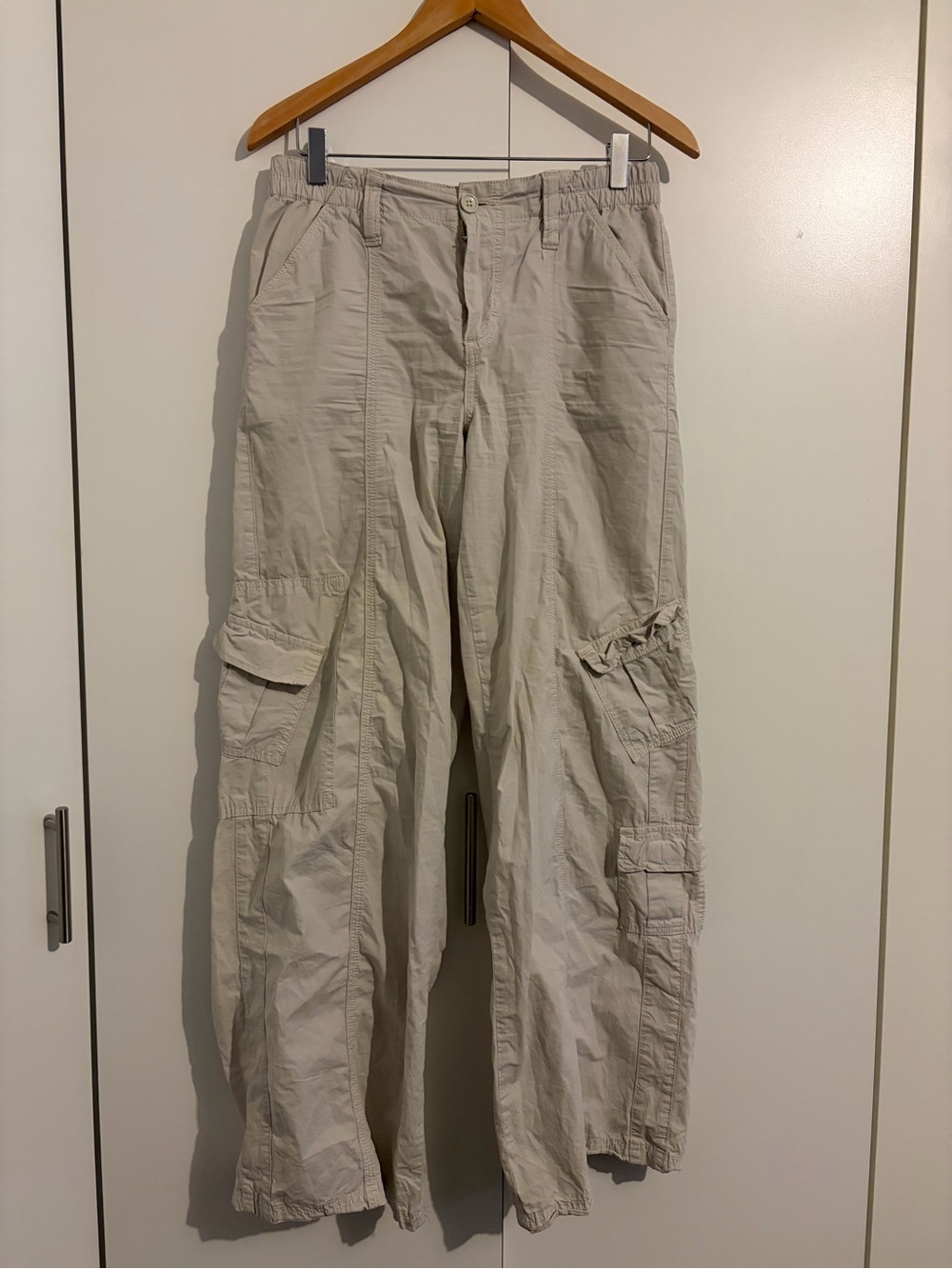BDG Low waisted Y2K inspired women’s Cargo Pants - Light Beige